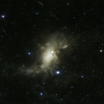 Vista espacial profunda con galaxias y una distorsión sutil en la distancia, sugiriendo observación externa.