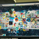 Vista cercana de una pantalla de computadora mostrando varios navegadores abiertos con logotipos de motores web.