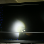 Pantalla negra del Lenovo AIO con luz tenue y brillo de linterna revelando iconos