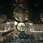 Edificio gubernamental bajo luz de búsqueda representando la investigación política