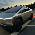 Un Tesla Cybertruck futurista bajo la luz del atardecer.