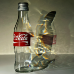 Botella de vidrio de Coca-Cola Classic sobre una superficie blanca