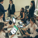 Ingenieros de software y reclutadores en un entorno de negociación profesional.