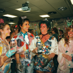 Grupos de personas disfrutando una fiesta de Halloween en la oficina.