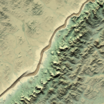 Diagrama comparativo mostrando cómo una frontera geométrica se vuelve más larga y detallada con mayor resolución, ilustrando el concepto del problema de la costa de Bretaña.