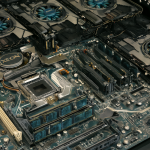 Close-up de una placa base de servidor antigua con chips y ranuras de memoria.
