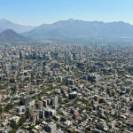 Vista aérea panorámica de la ciudad moderna de Santiago con los Andes al fondo