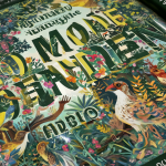 Una vista cercana de un libro impreso con colores vibrantes y texto nítido.