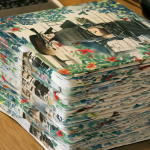 Varios libros de manga dobles apilados en una mesa