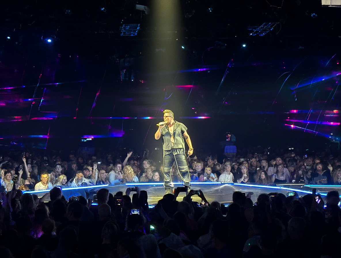 Fotografía de Rick Astley actuando en vivo