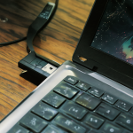 Escritorio con laptop y unidad USB conectada para usar Calibre portable