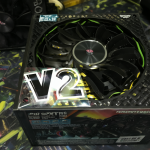 Caja de la fuente de poder Gigabyte P850GM con un sticker V2 visible en primer plano.