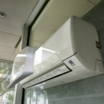 Equipo de aire acondicionado split de 9000 BTU instalado en una pared
