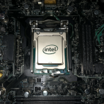 Tarjeta madre ASUS B85M-E/CSM con un procesador Intel Core i7-4790 instalado, mostrando una pantalla negra durante la fase de prueba inicial sin video.