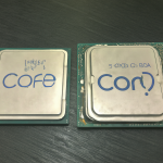 Dos procesadores Intel Core, el i5-12600K y el i7-4790, colocados uno al lado del otro en una superficie neutra para su comparación.