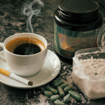 Una composición dividida que muestra hábitos tradicionales como café y cigarrillos a la izquierda, y suplementos nutricionales como proteína y creatina a la derecha.
