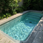 Patio compacto con una piscina pequeña en el centro