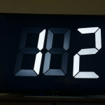 Reloj digital con números proporcional mostrando un ligero movimiento entre dígitos.