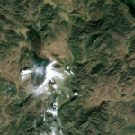 Perspectiva satelital mostrando una tormenta localizada sobre un valle pequeño.