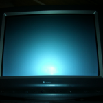 Monitor Envision EN7220 con marco negro en una habitación oscura
