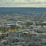 Vista panorámica de Washington D.C. con el Capitolio y la Casa Blanca bajo un cielo nublado, simbolizando el poder institucional.