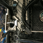 Vista de los puertos traseros de un PC mostrando dónde conectar el HDMI integrado.