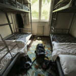 Dormitorio compartido casi vacío en un hostel