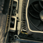 Foto profesional de una tarjeta gráfica RTX 3090 mostrando sus componentes físicos como disipadores y conectores.