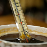 Termómetro midiendo la temperatura del café caliente