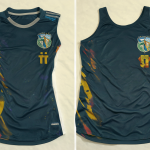Imagen comparativa de dos camisetas deportivas, una para hombre y otra para mujer, mostrando la diferencia en su ajuste corporal.