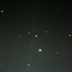 Cielo nocturno con estrellas y planetas visibles