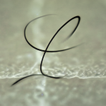 Firma minimalista en papel blanco, sin letras claras.