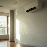 Aire acondicionado montado en pared interior.