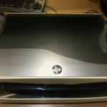 Foto de un computador todo-en-uno HP cerrado sobre una mesa.