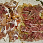 Plato con trozos crudos de tejido conectivo y cartílago