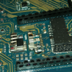 Perilla de control conectada a hardware electrónico