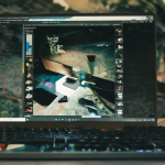 Pantalla de computadora con la interfaz de LM Studio abierta sobre un escritorio moderno.