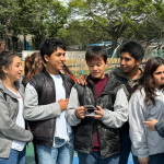 Grupos de estudiantes conversando sin dispositivos electrónicos.