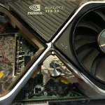 Una tarjeta gráfica NVIDIA GeForce RTX 3090 vista en primer plano, mostrando sus componentes internos tras retirar el disipador.