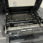 Impresora multifunción Xerox WorkCentre con la cubierta abierta mostrando el fusor y rodillos internos.