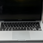 Vista clara del chasis de aluminio de un MacBook Pro 2012 abierto sobre una mesa.