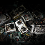 Varios componentes de hardware tecnológico en un entorno desordenado que representa la era heroica de la computación.