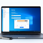 Pantalla de una laptop mostrando la interfaz de Ventoy con un pendrive insertado y una barra de progreso de instalación de Windows 11 superpuesta