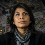 Retrato formal de Camila Flores frente a titulares de noticias y documentos legales.