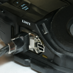 Videocámara Sony DCR-HC52 con un cable de conexión FireWire en primer plano.