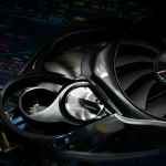 Una tarjeta gráfica RTX 5090 usada sobre un fondo de gráficos financieros que muestran el precio del hardware fluctuando.