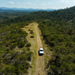 Una camioneta abandonada en una carretera de montaña remota