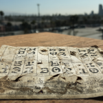 Bono de lotería antiguo deteriorado con números legibles pero código de seguridad roto
