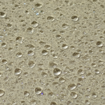 Vista cercana de ropa húmeda con gotas de agua visibles