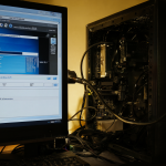 Vista de un escritorio mostrando una videocámara Sony MiniDV conectada por FireWire a una computadora que ejecuta la interfaz de WinDV.